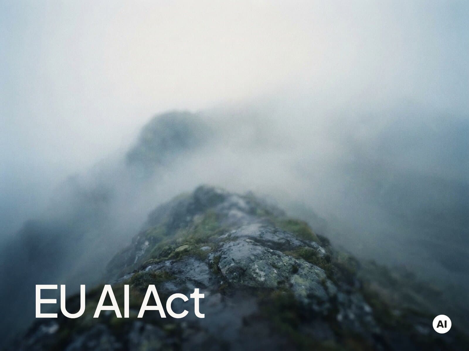 Titelbild zu „EU AI Act & Telefon-KI: Was Betriebe jetzt wissen müssen“ — ein mit KI erzeugtes Bild, gekennzeichnet mit dem offiziellen EU-Kennzeichen für KI-generierte Inhalte.